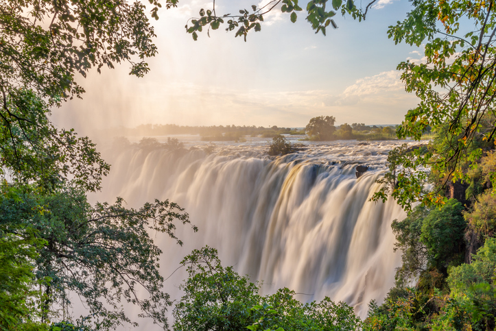 Les chutes Victoria sur le Zambèze, entre la Zambie et le Zimbabwe