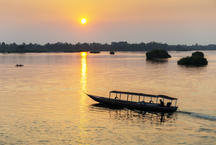 Bateau sur le fleuve Lao Mékong au coucher du soleil, 4000 îles