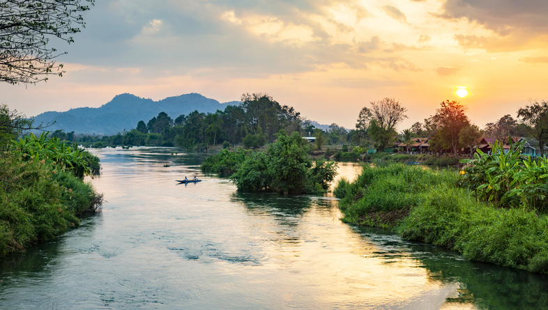 Vue du coucher du soleil depuis le pont ferroviaire historique Don Det-Don Khon, traversant le Mékong les 4000 îles, province de Champassak du sud du Laos.