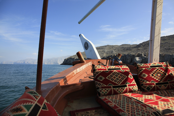 Dhow en face de la côte, Oman Musandam